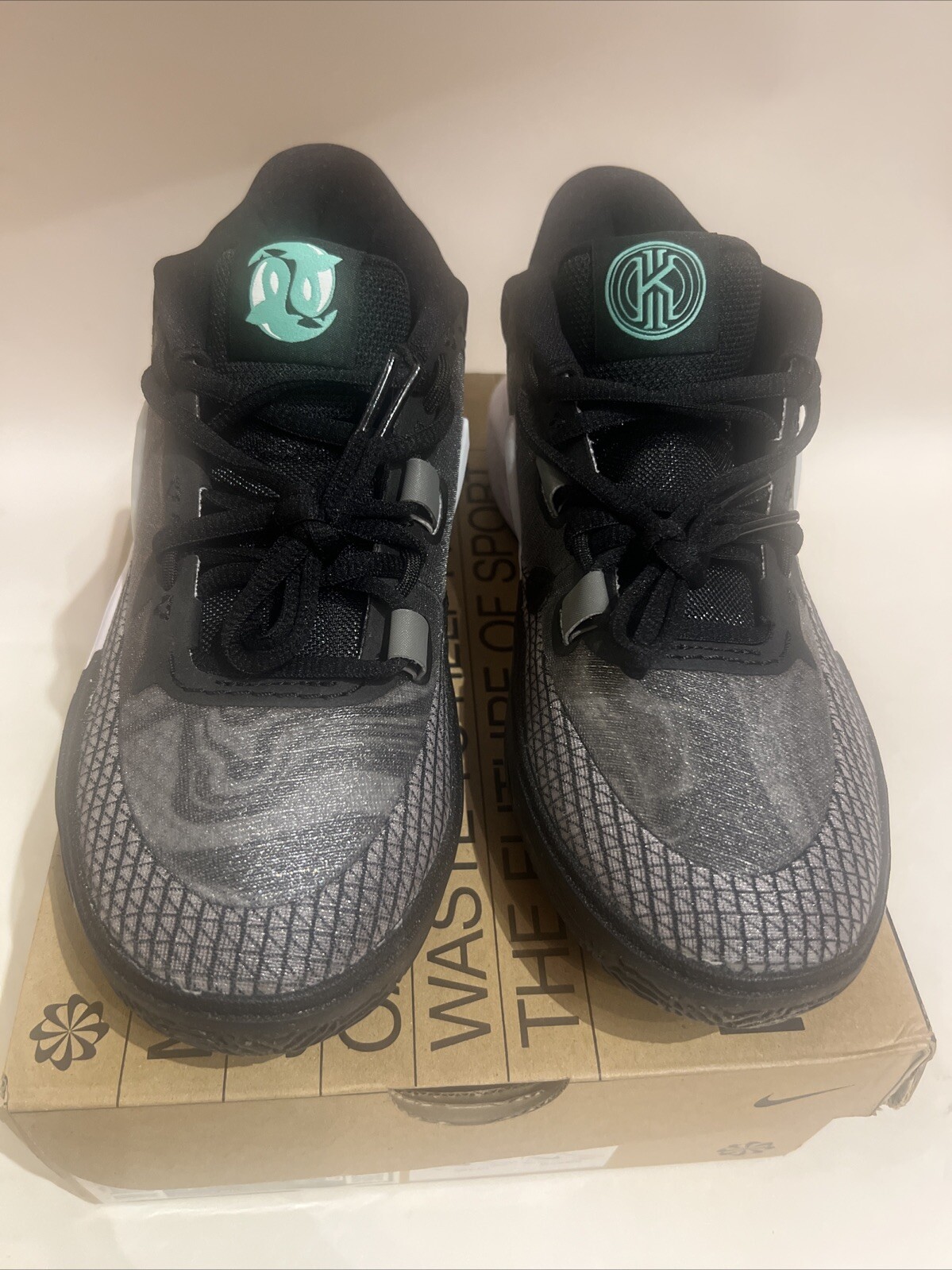 Nike Kyrie 8 GO (GS) DQ8076-001 Black White Light Menta NIB 4.5Y. New Free Shipp