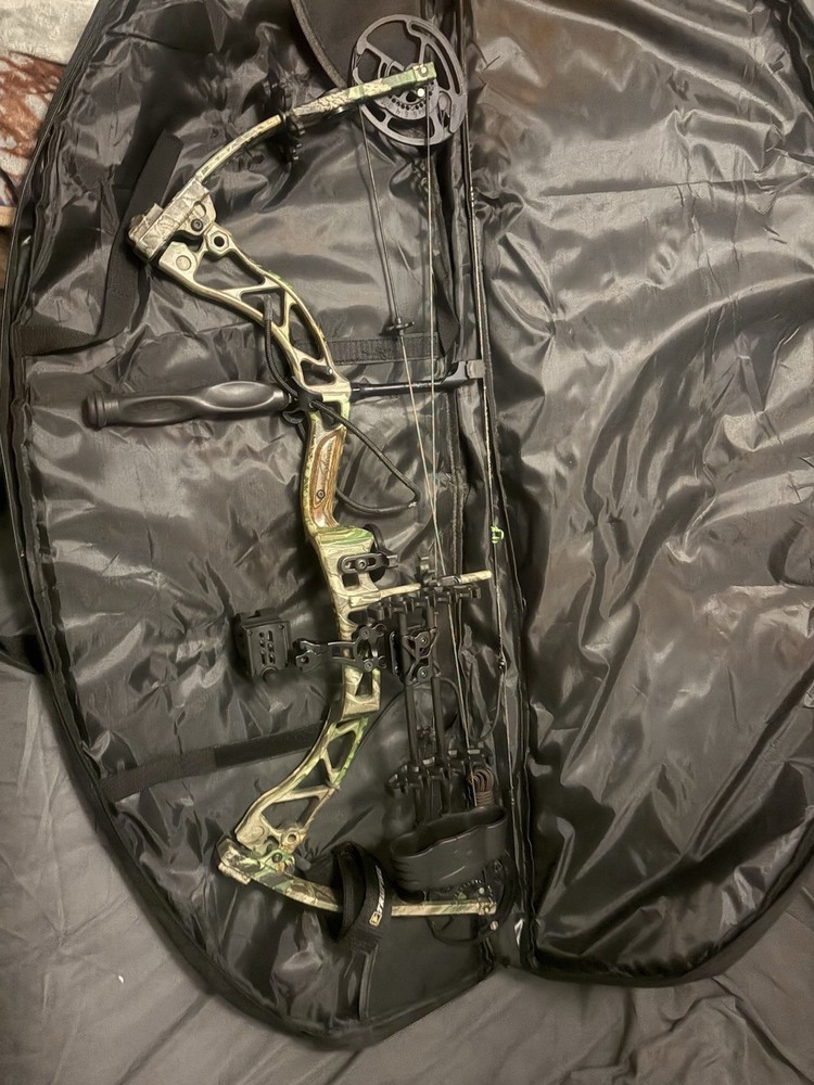 Compound Bow Camouflage Black Right Hand with Accessories and Case