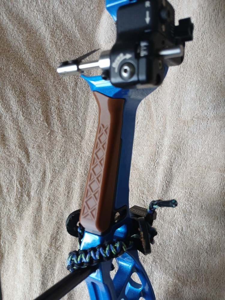 * GripLock Version * Bowtech Clutch Grip - Reckoning Gen 2, Core SS, Proven 34
