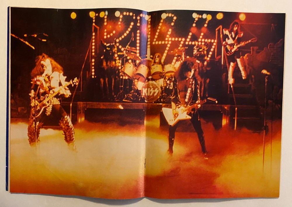 KISS 1977 Marvel Comic Book - Ungraded - Printed in KISS Blood! Great Graphics!