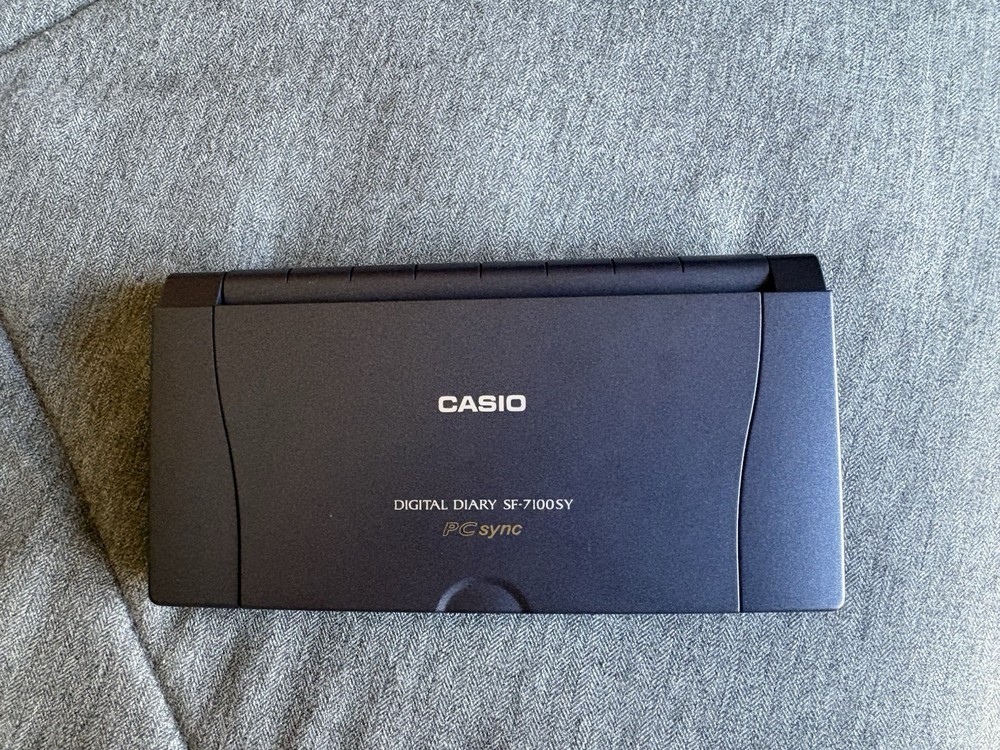 Casio Digital Diary SF-7100SY - 1MB - PC SYNC - W/ Box + Plastic Insert - TESTED
