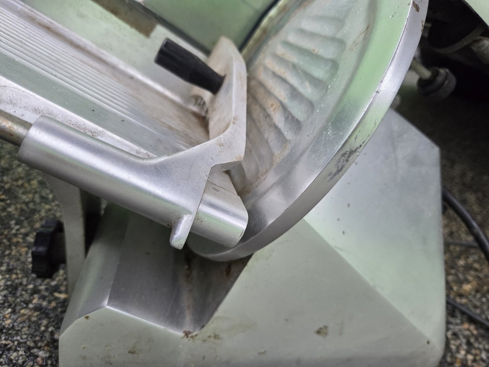 Globe 220F Meat Slicer Gravity Fed 9" Blade