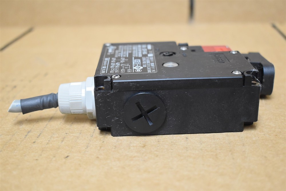 Omron Guard Lock Safety Door Switch Part No. D4NL-2DFG-B4S