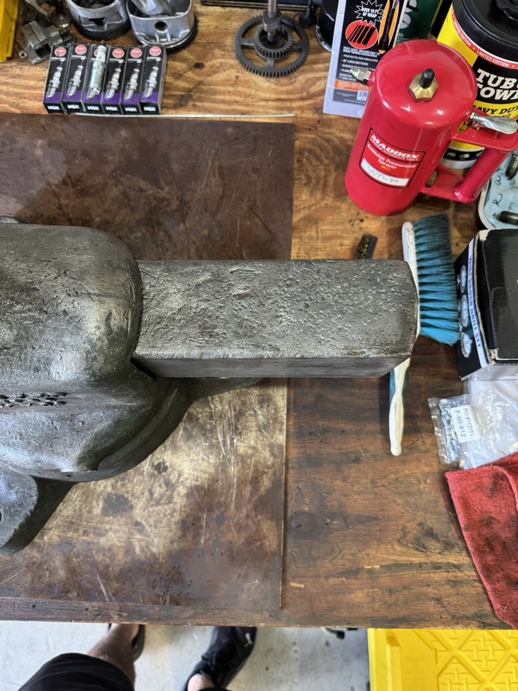 Pittsburgh Automatic 7” Bench Vise