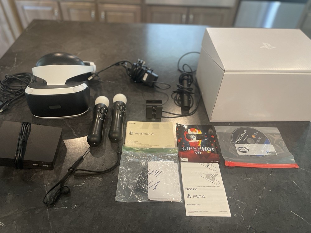 Sony Playstation 4 VR Bundle **Camera/Controllers/Orig Box/Paperwork**