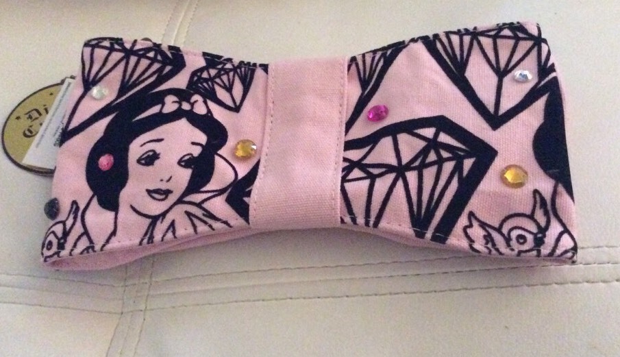 NWT Disney Couture Snow White bow clutch Wallet Makeup Bag By Loop
