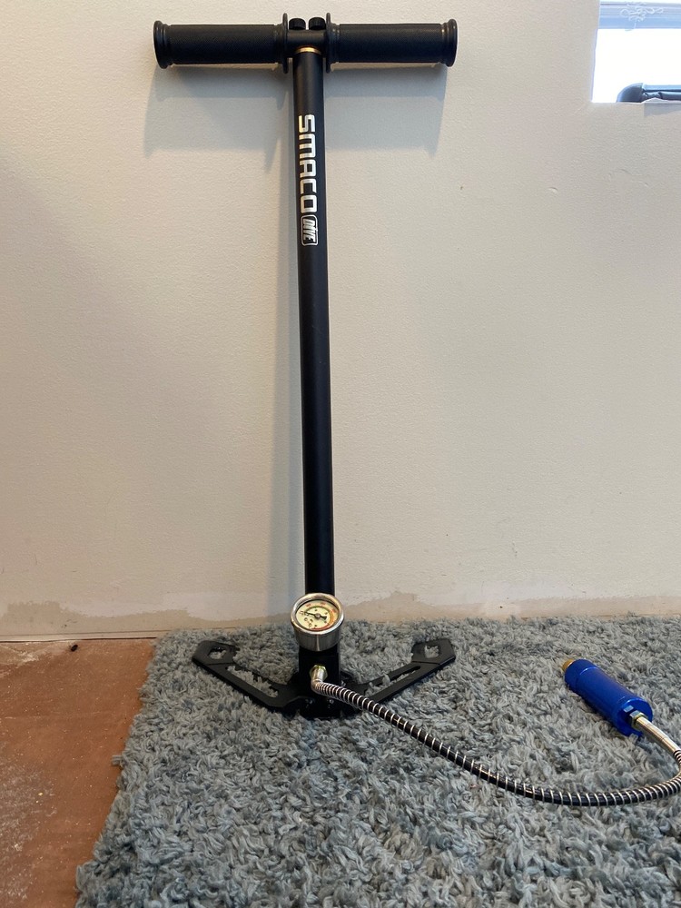 Mini scuba tank with pump