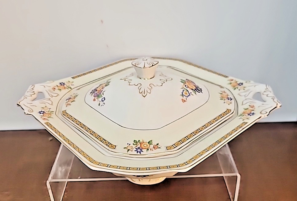 GRINDLEY & CO SHERATON IVORY COVERED CASSEROLE