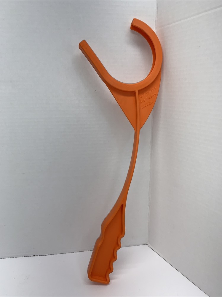 Handheld clay skeet thrower