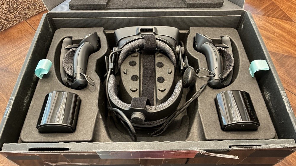 Valve Index VR Headset Kit Black Bluetooth with Controllers & Base Stations