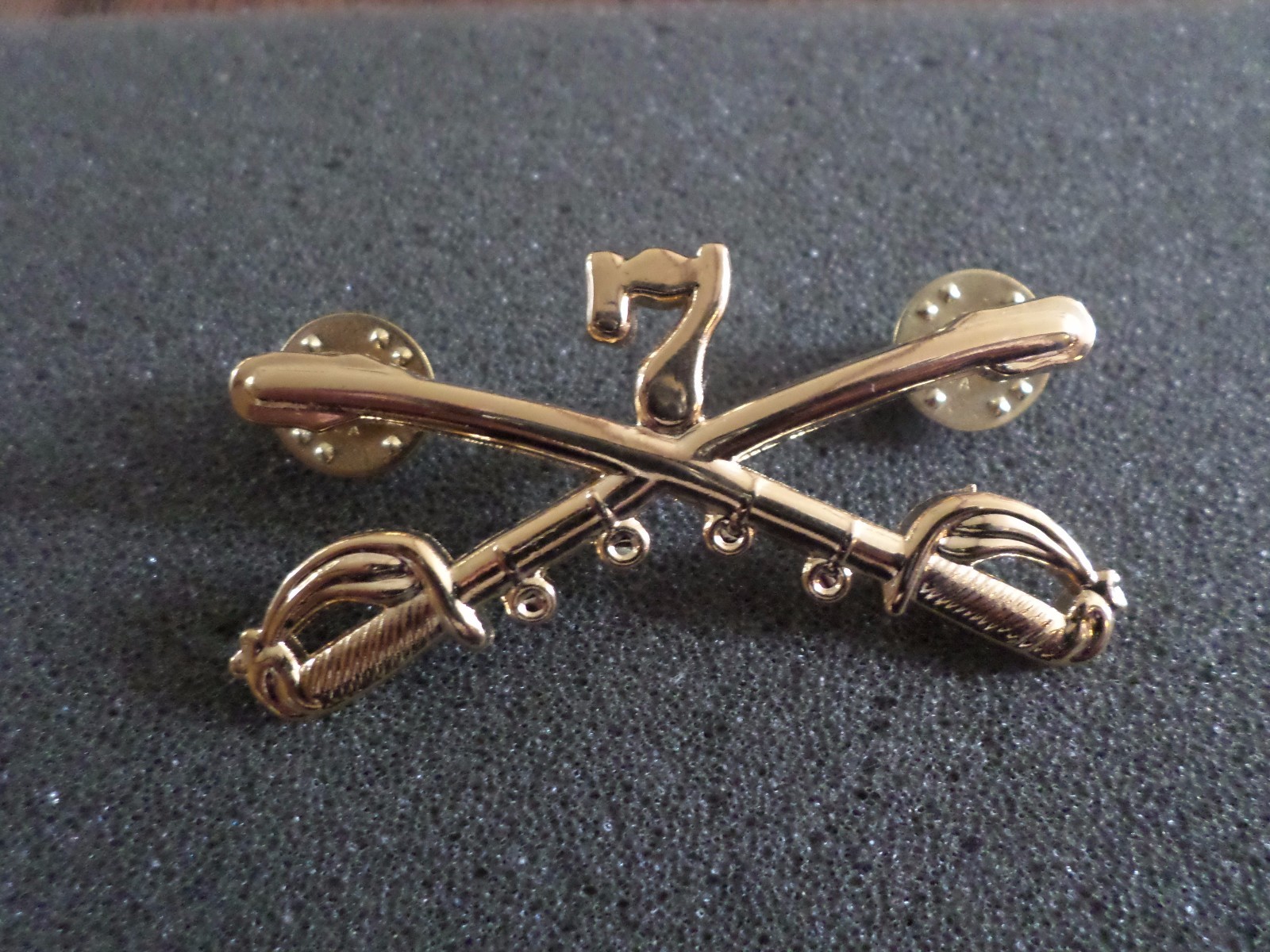 U.S MILITARY 7th CAVALRY METAL HAT BADGE PIN CROSSED SABERS SWORDS GEORGE CUSTER