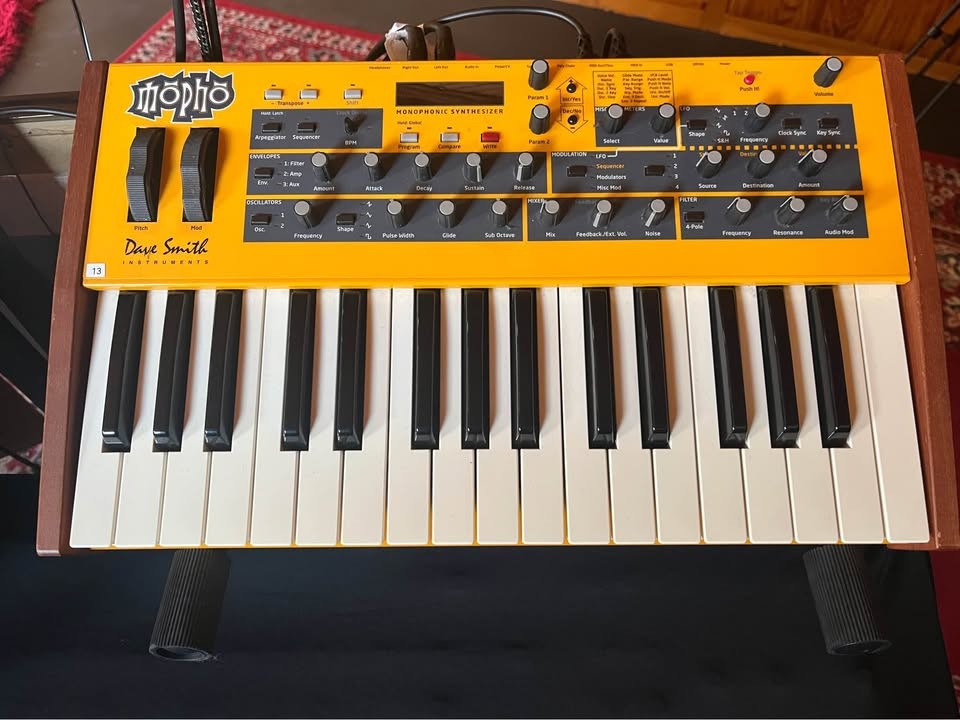 Dave Smith Instruments Sequential MOPHO ANALOG synth 4 lfos 3 egs mod matrix