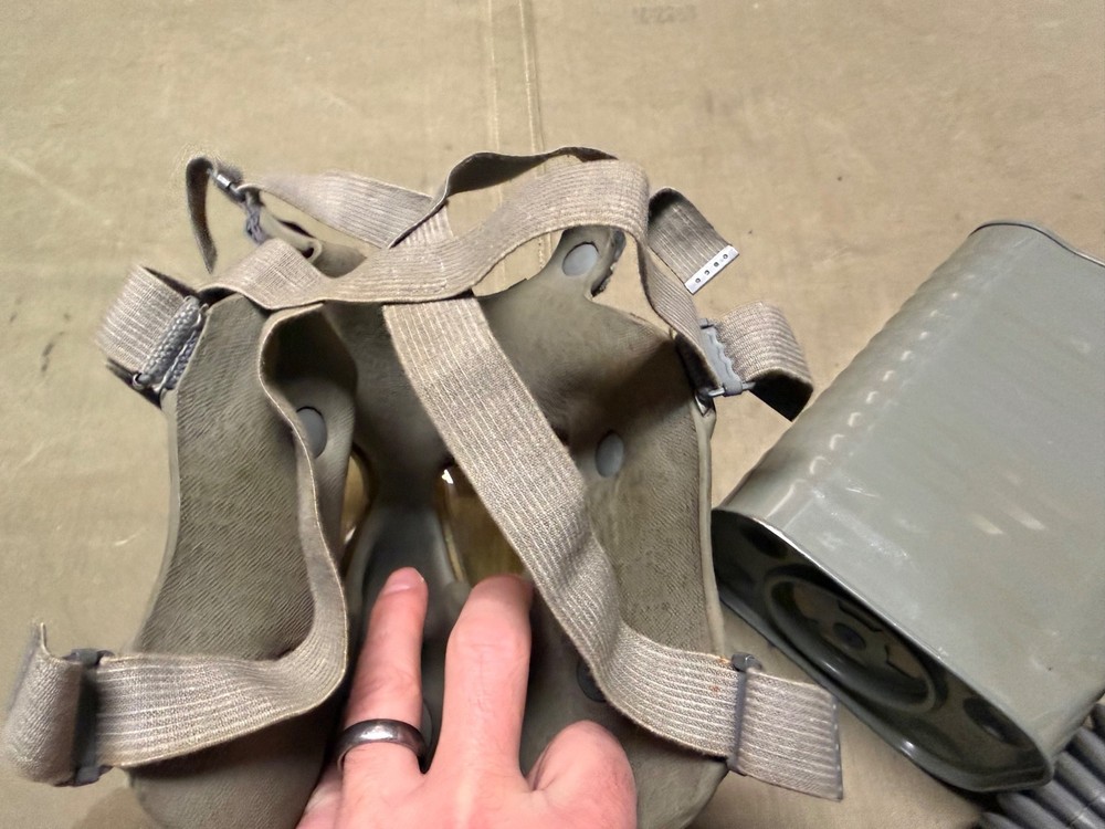 ORIGINAL WWII US ARMY INFANTRY M2A1 M1A9 GAS MAKS U & CANISTER