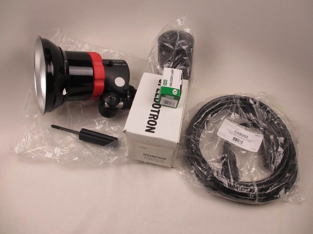 *NEW* Speedotron 202 VF Flash w/7" reflector and 20" cable