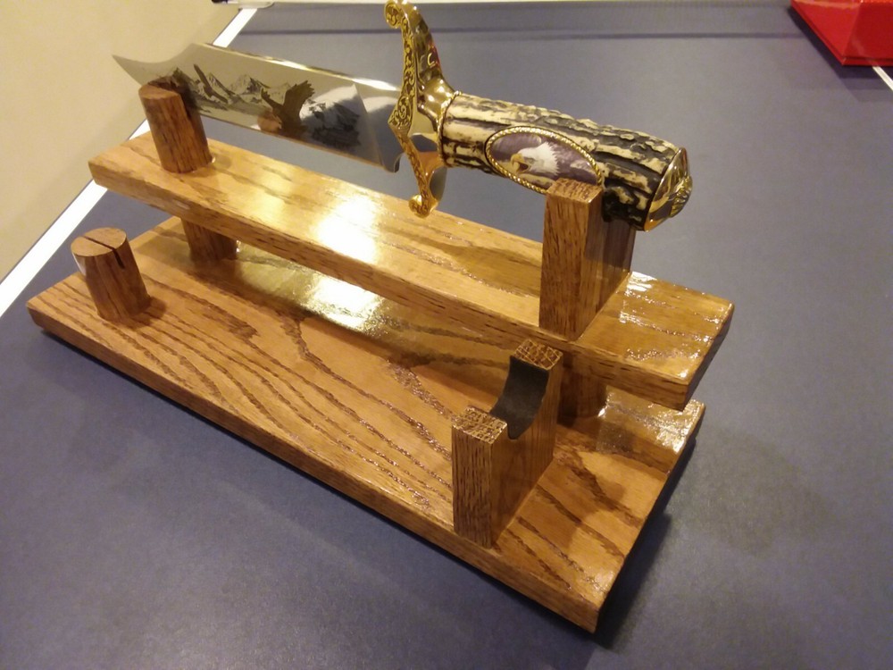 DOUBLE BOWIE KNIFE RED OAK DISPLAY STAND