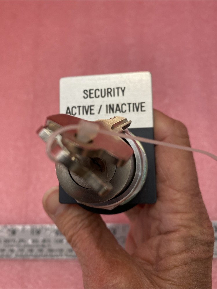 Allen Bradley 800T-H33 Position Keyed Selector Switch