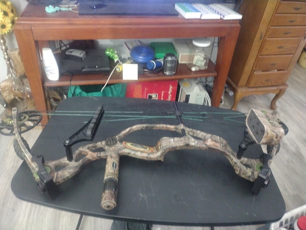 REFLEX RIDGELINE Compound Bow With Arrow Holder And Stabilizer