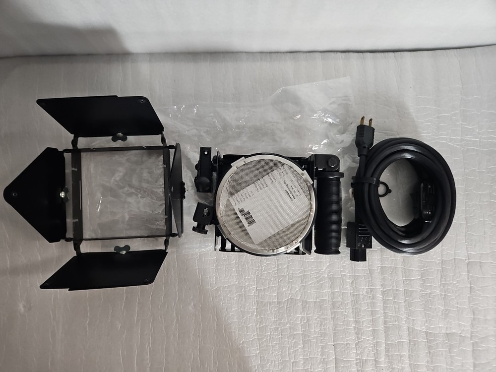 New lowel omni light W/ Cable