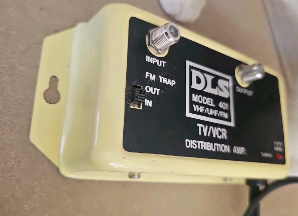 DLS Model 401 TV/VCR Distribution Amp