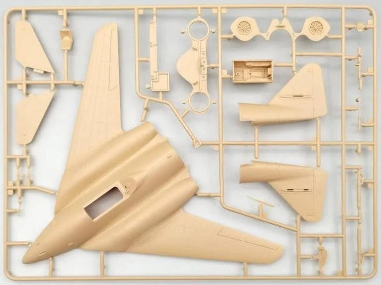 Amusing Hobby 48A003 1/48 Me262 HG III WWII German Aircraft Brand New