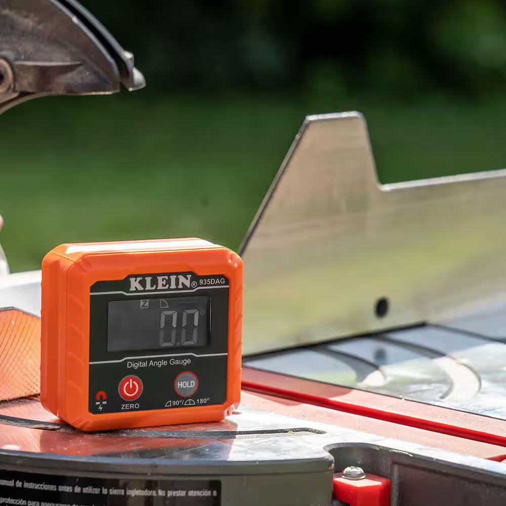Klein Tools Digital Angle Gauge and Digital Leveler Magnetic Mount