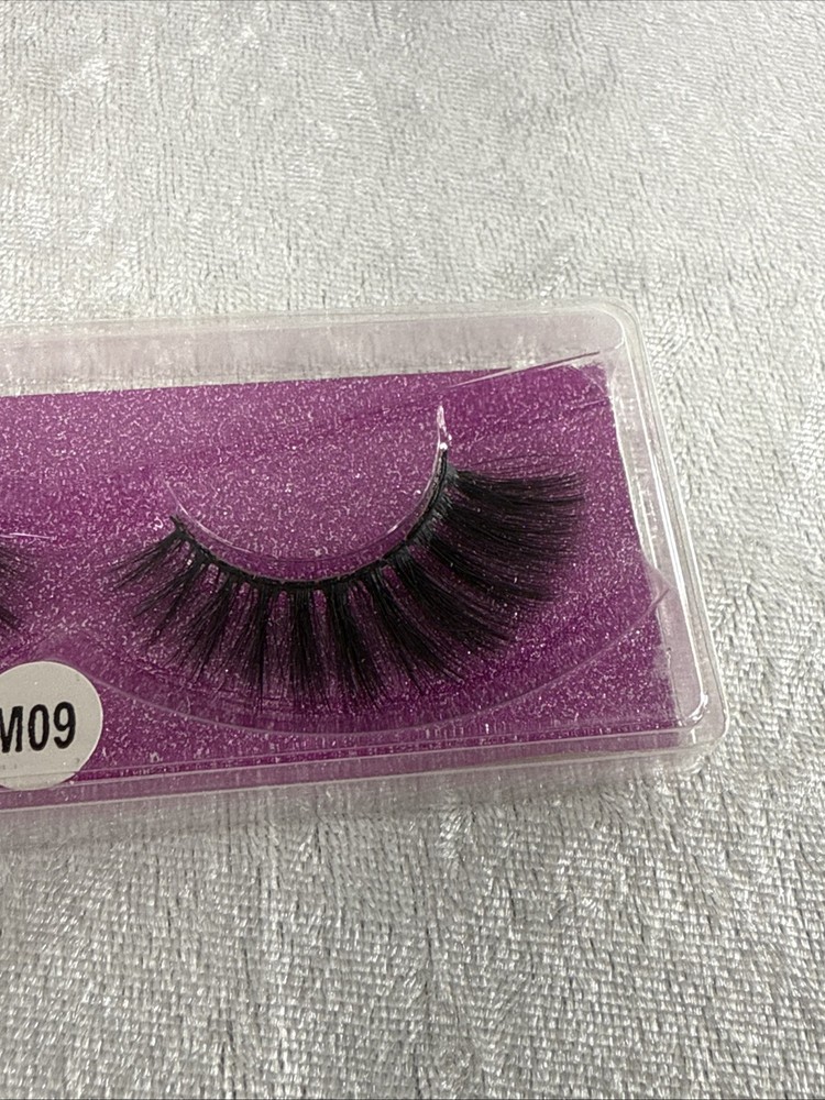 false eyelashes #M09