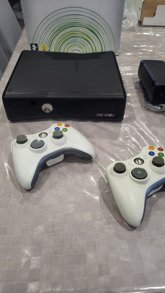Xbox 360 Microsoft + Kinect + 2Controllers + Football Game + Cavettery