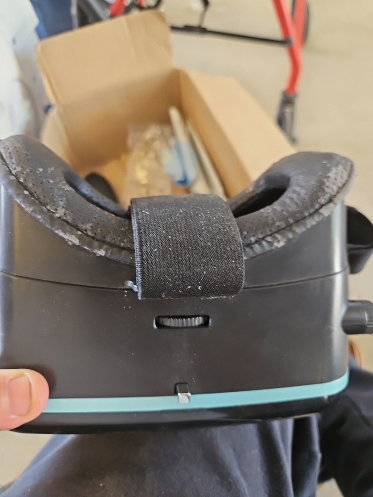 Utopia 360 Universal Virtual Reality Headset W/ Bluetooth Controller .