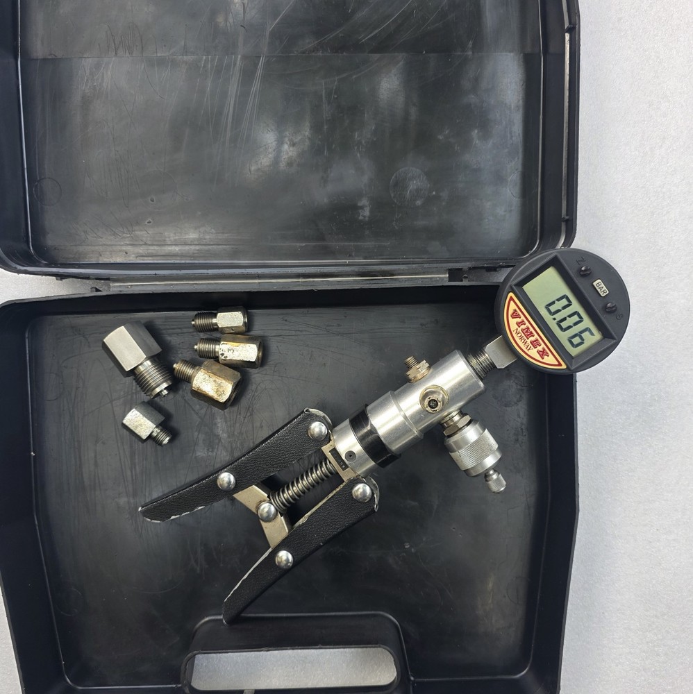 Superb TP1 Hand Held Test Pressure Calibrator Pump