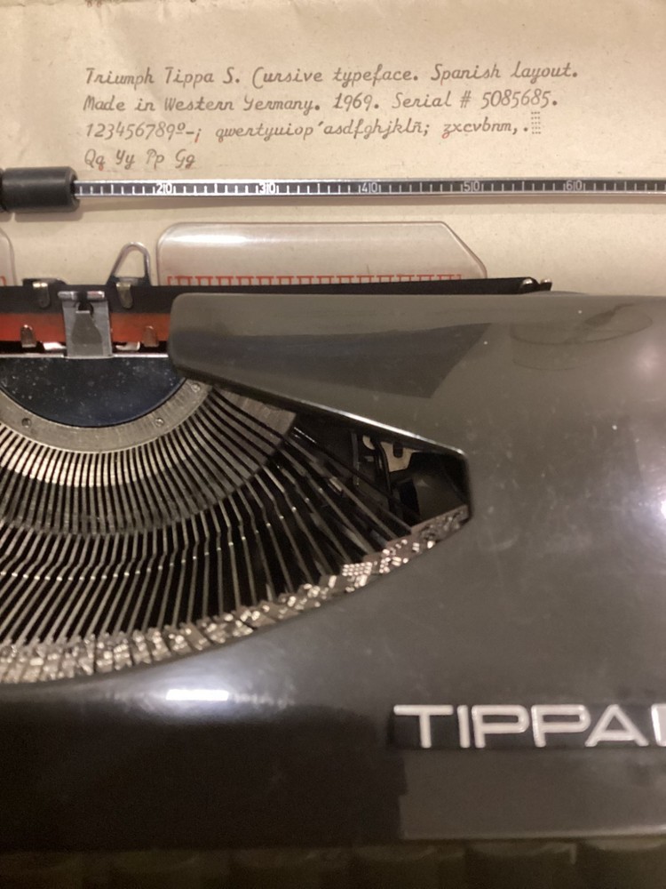 TRIUMPH TIPPA S. TYPEWRITER CURSIVE TYPEFACE. SPANISH LAYOUT. GERMANY 1969.
