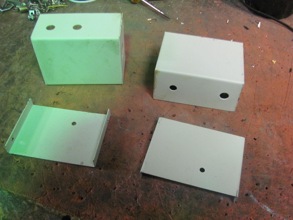 LOT METAL CHASSIS WITH COVER 2 1/2 BY 1 1/2 BY 1 3/4 WITH HOLE WAS MACO ECHO BOX