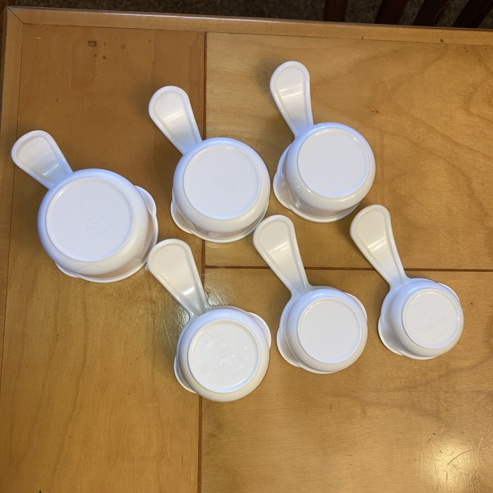 Set Lot 6 White Tupperware Measuring Cups Stackable Curved Handle Double Spouts