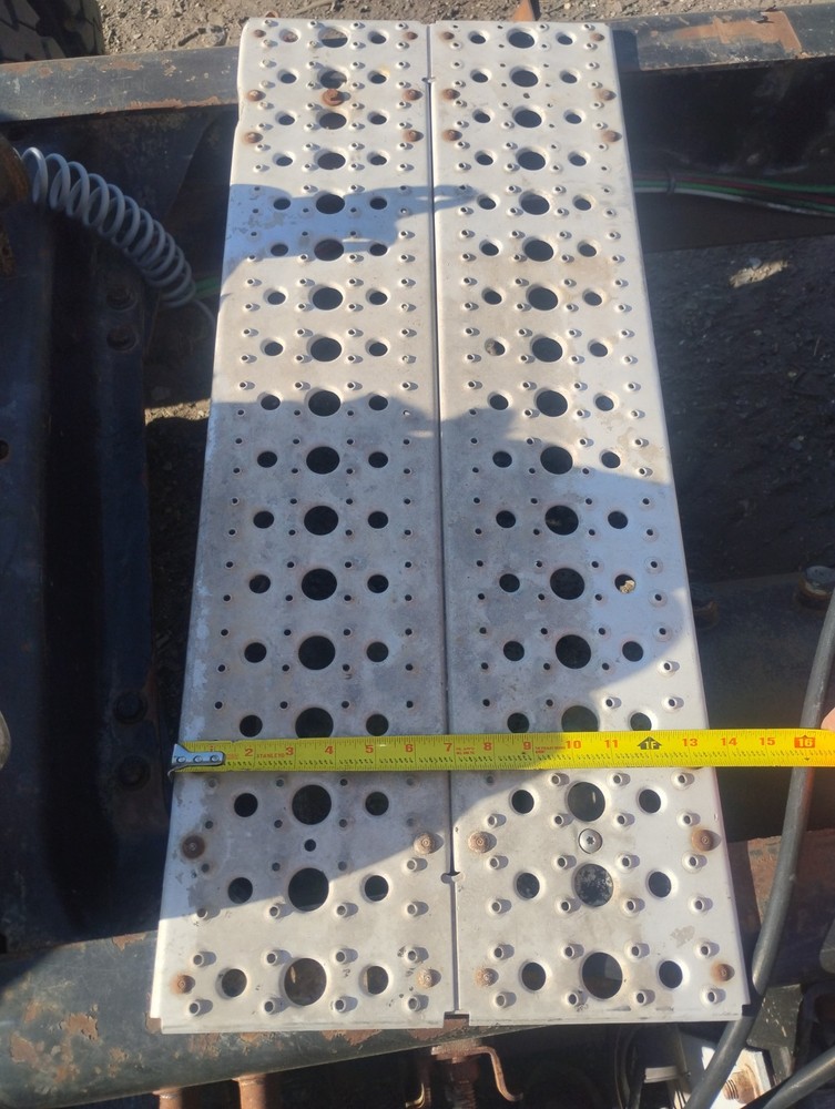 FREIGHTLINER COLUMBIA 120 DECK CATWALK STEP Frame Decking