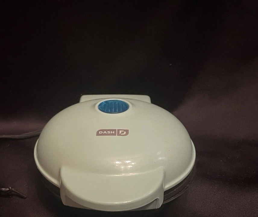 Dash Mini Non-Stick Cooking Surface Mini 4" Waffle Maker Snowman Design