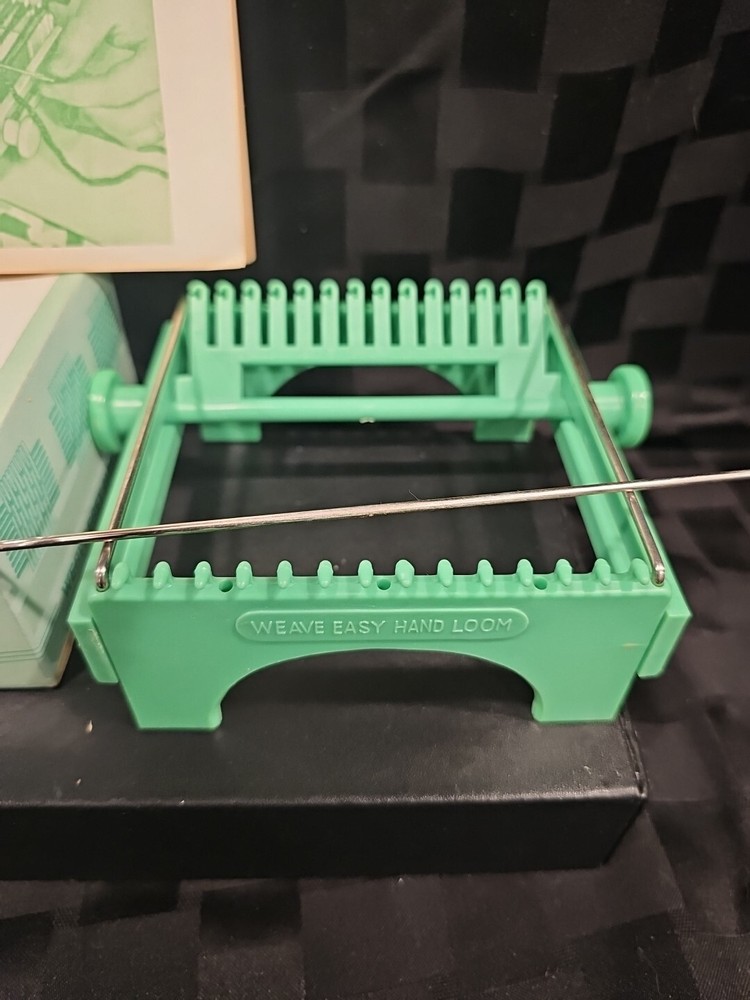 Vintage WEAVE EASY HAND LOOM with Needle, Instructions and box