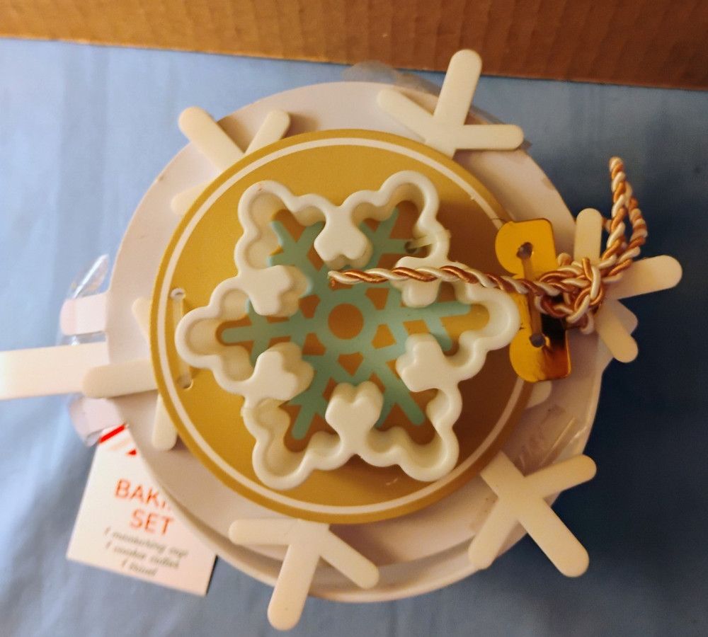 3 Pcs Baking Set, Measuring Cup, Cookie Cutter And Trivet, White Snowflake