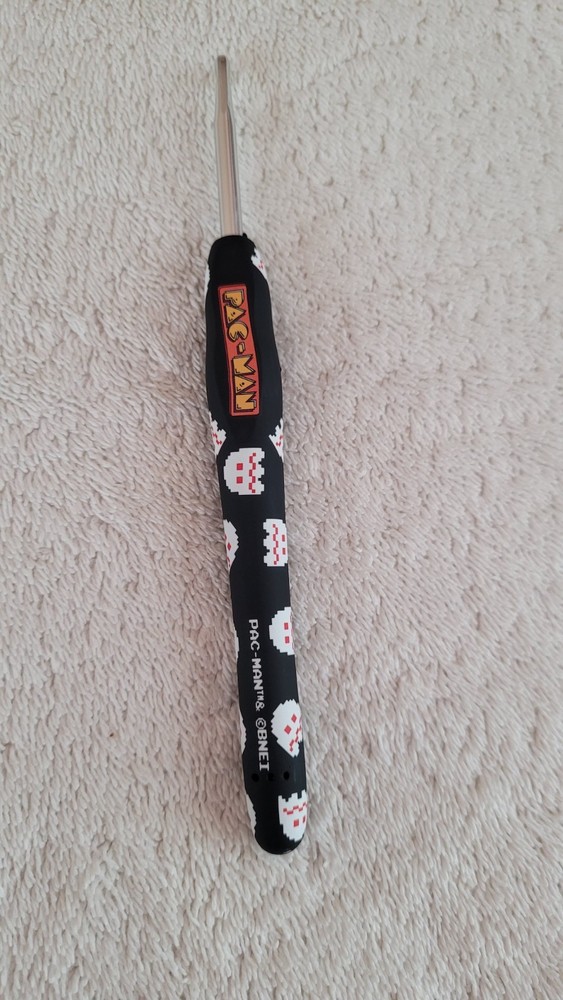 Preowned Pac-Man White Ghost Wooble Ergonomic Crochet Hook