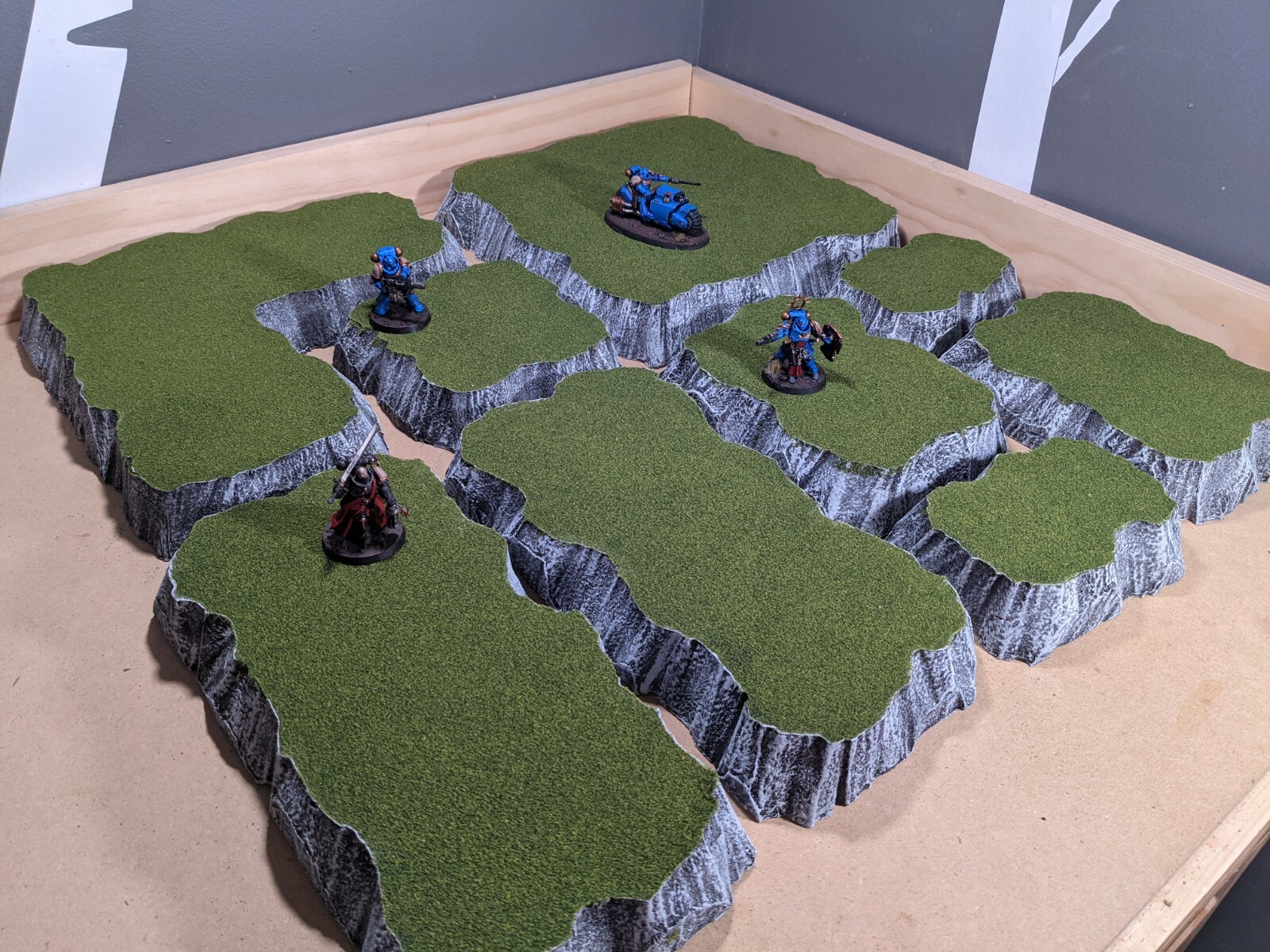 Wargaming Terrain - Large Box Set of Platform Hills Grass Finish