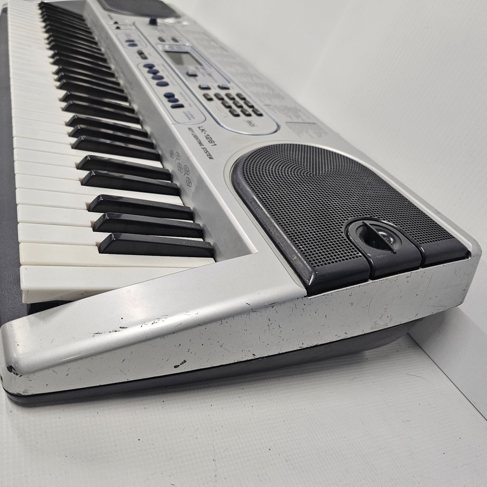 Radio Shack MIDI Lighted System Learner Keyboard 61 Keys LK-1261 (read)