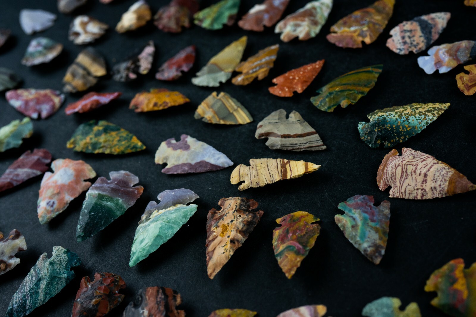 ** 100 Flint ARROWHEAD USA COLLECTION AMAZING COLORS 1"-1.3" Dovetail points **