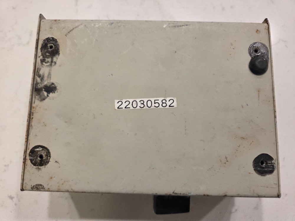Vintage 2-Port Manual KVM Switch (Keyboard, Video, Mouse) 22030582