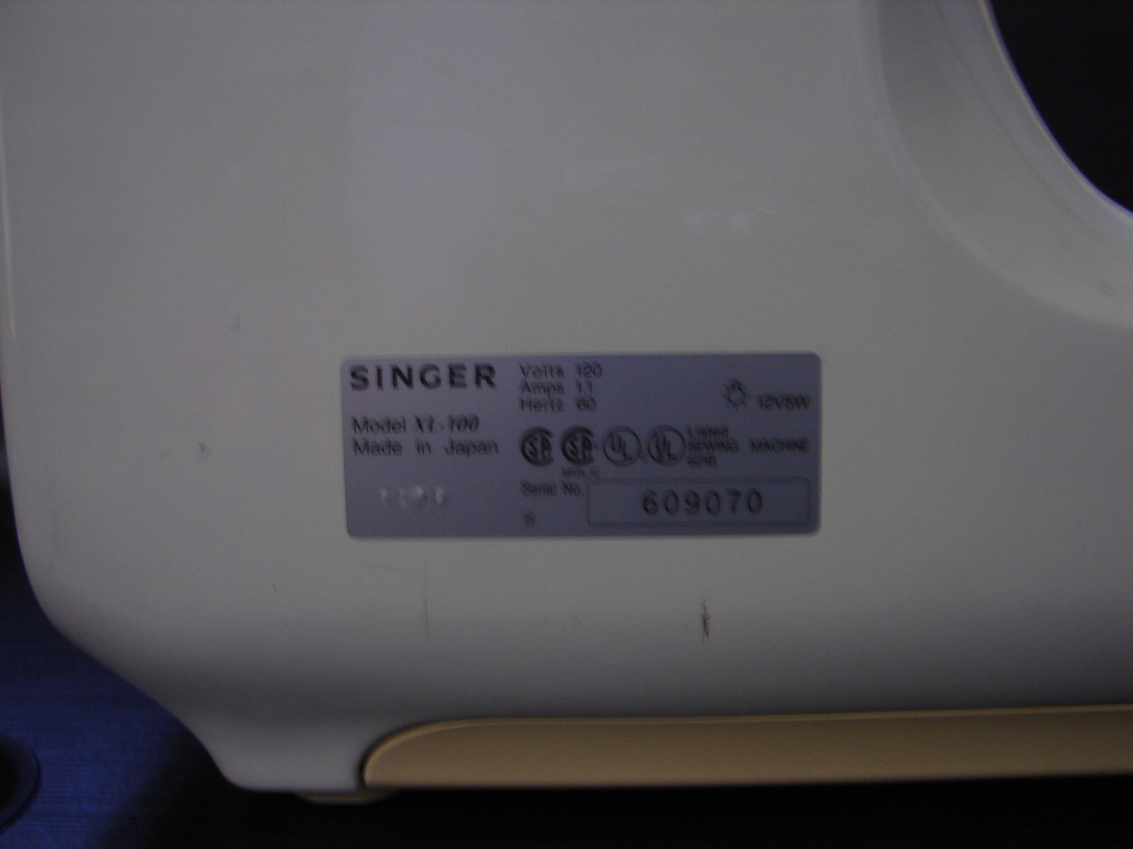 Singer Quantum XL-100 Sewing Machine W/Foot Pedal Power Cord & Accessories