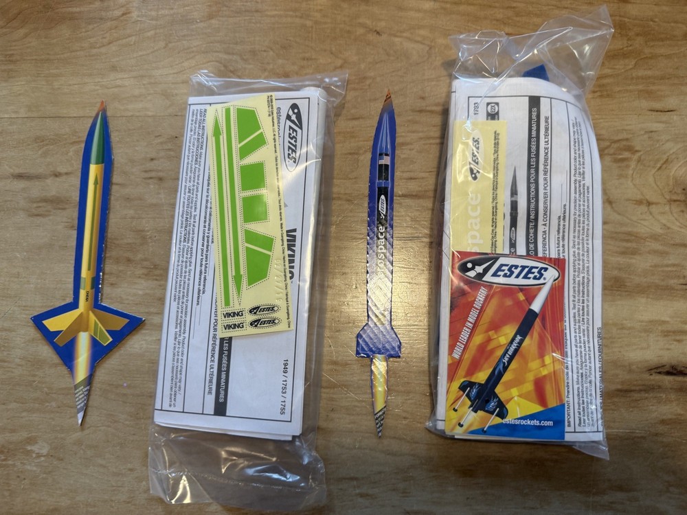 2X ESTES Flying Model Rocket Kits Viking & SpaceLoft