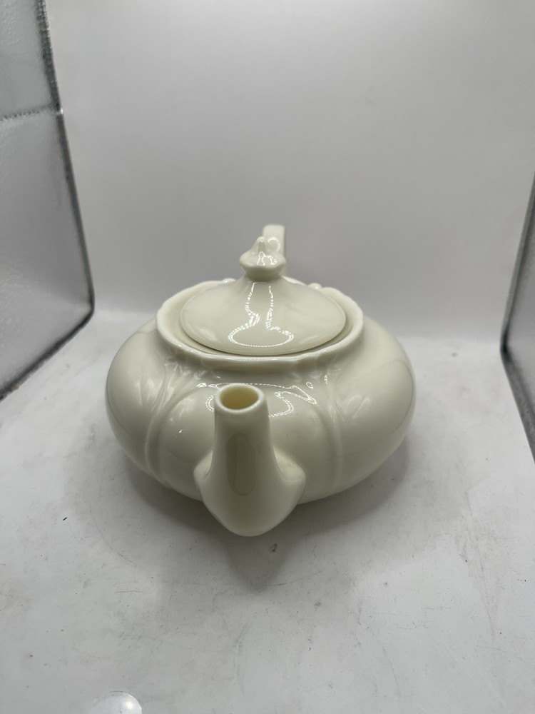 Vintage Ivory Ceramic Teapot with Unique Loop Handle – Elegant Leaf Pattern