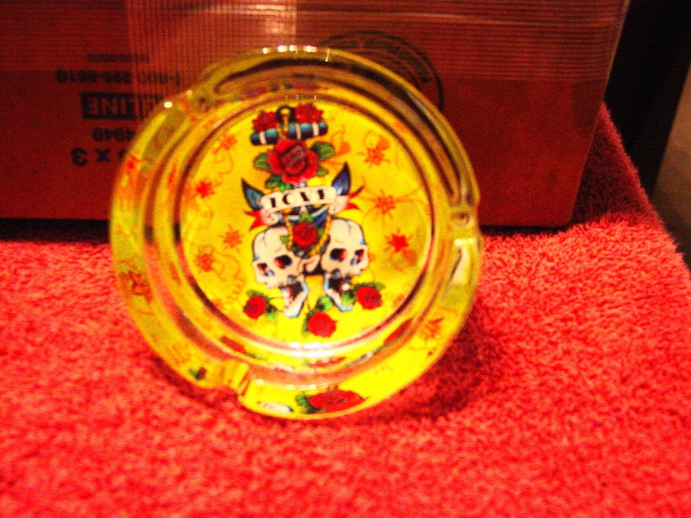 SKULLS LOVE CIGARETTE ASHTRAY ( LARGE )