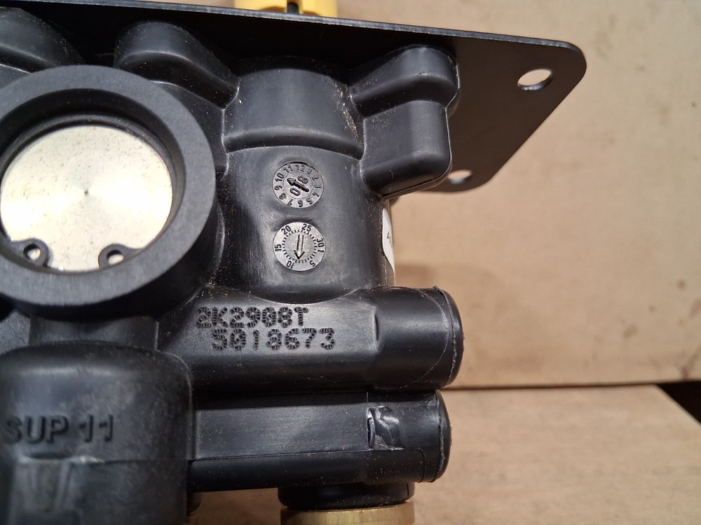 BENDIX DASH BRAKE VALVE 5018673 K033615