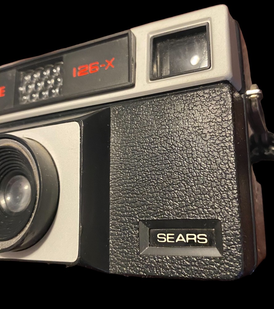 Sears vintage camera Easi Load EE 126-X with film inside untested