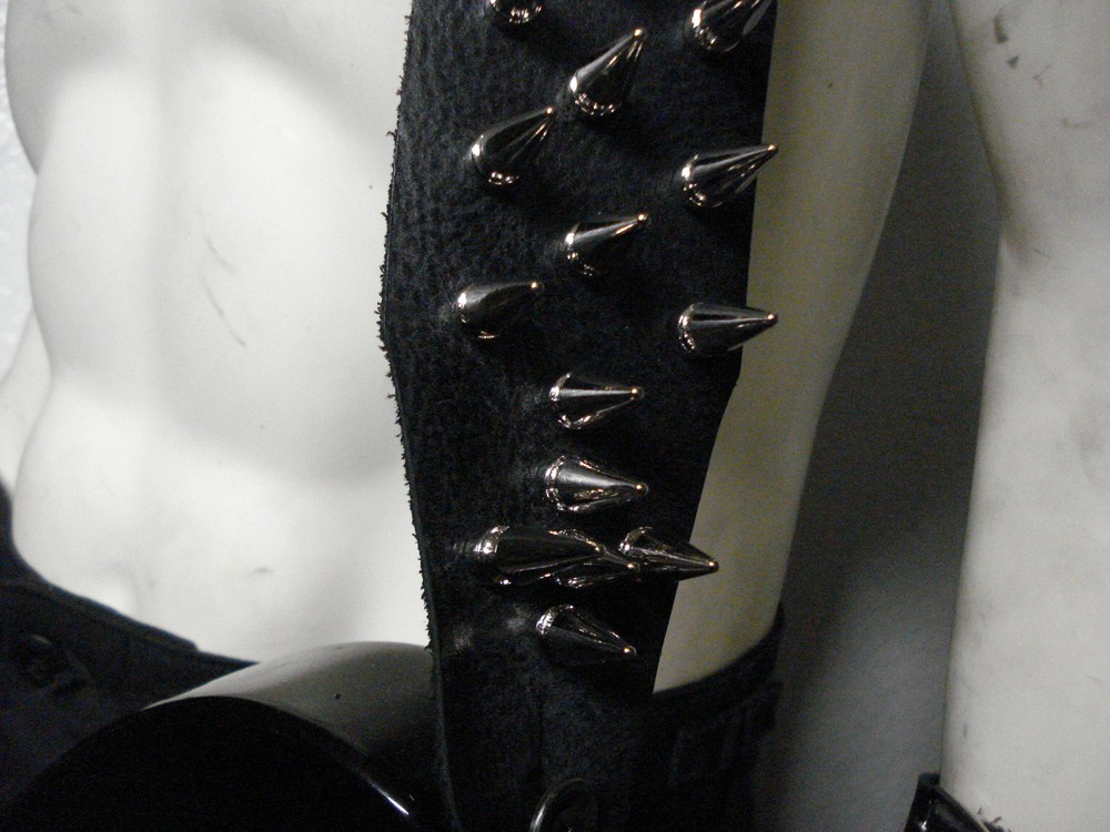 LEATHER SPIKED GUITAR STRAP. BUCKLE UP ...(MDLS0199)..... SUPURATION