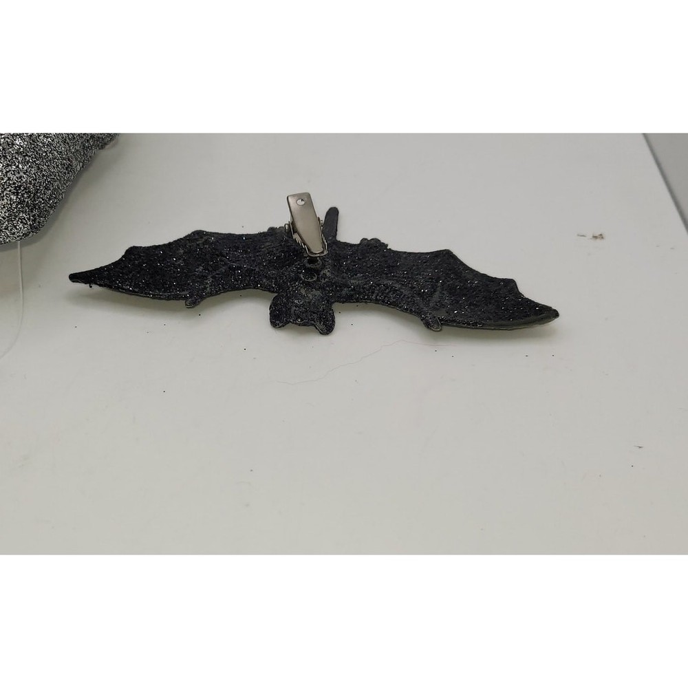 Light-up LED Skull Styrofoam ~ clip on black bat ~ untested