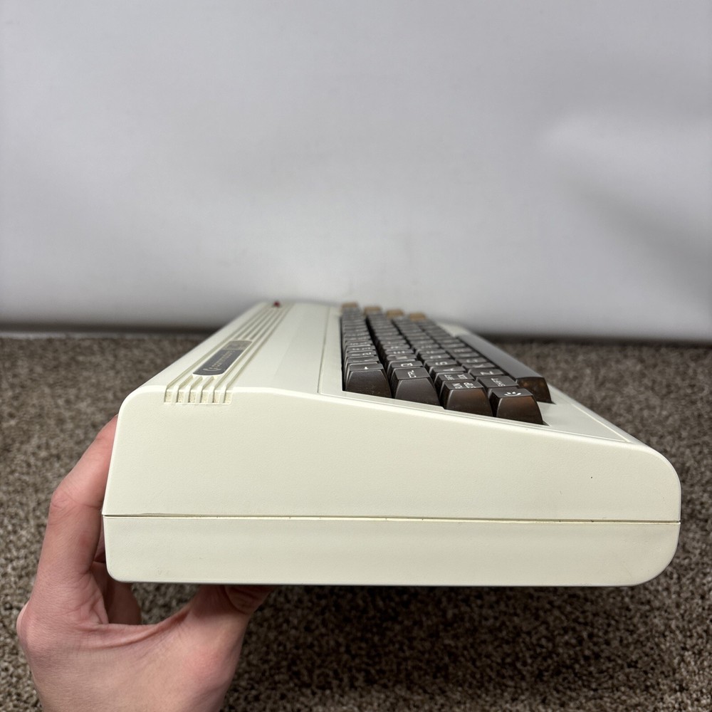 Commodore Vic-20 Computer - w/ PET Keys - Works Great Low Serial Number